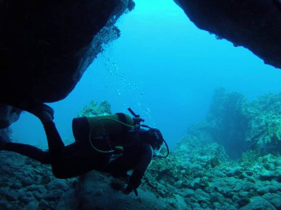Explorando corais e cavernas durante mergulho na Ilha de Páscoa, em pleno Oceano Pacífico